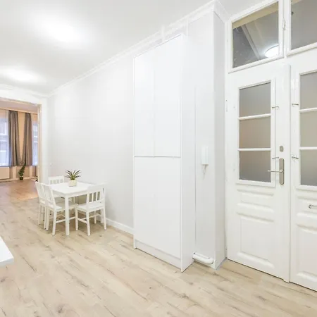 Cozy Central Leo Apartment In The Heart Of Budapest-2