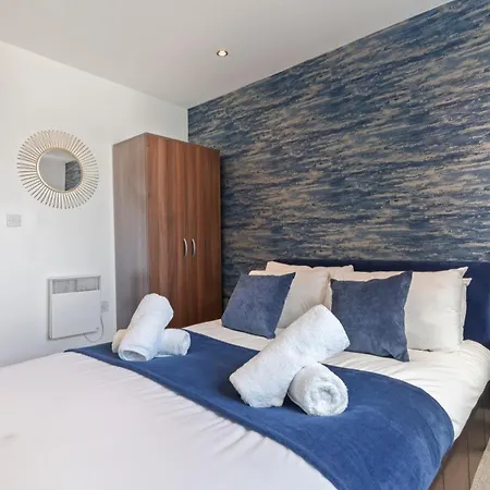 Spacious 2 Bedroom Apartment-City Centre - Free Parking- Sleeps 5-2