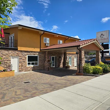 Sahara Courtyard Inn & Suites Osoyoos-3