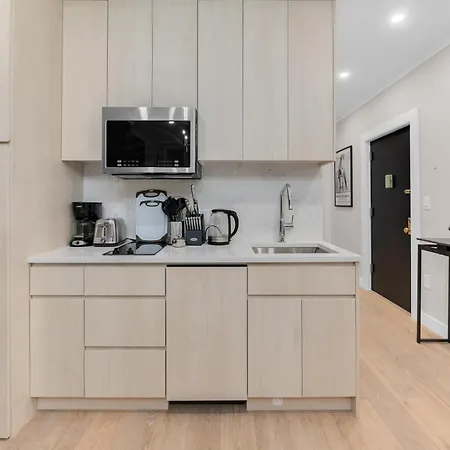 Modern 3Bd Rose Hills Manhattan Terrace Space-2