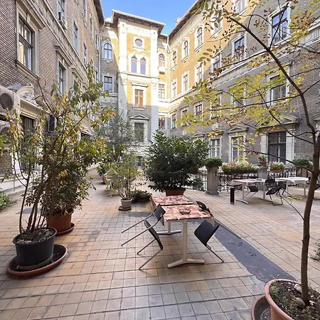 Omega Guesthouse Budapest-2