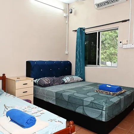 Tony'S Guesthouse At Teluk Bahang-3