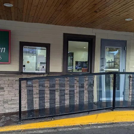 Evergreen Inn & Suites Portland (Adults Only)-2