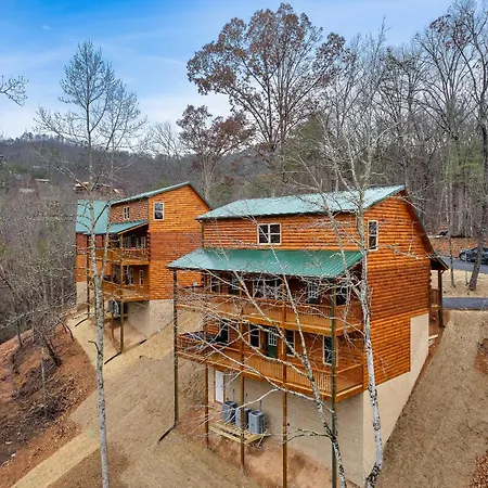 Happy Bear Lodge - 1 Mile To Parkway - Hot Tub, Pool Table & Theater!-2