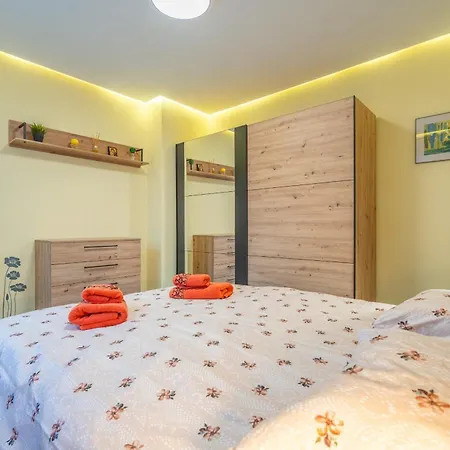 Lotus Apartments With Free Parking-2