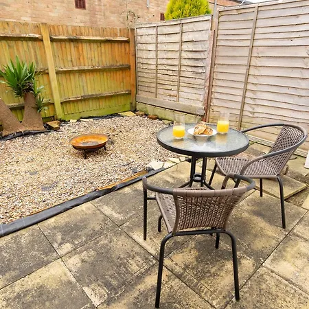 Spacious 2-Bedroom Eastbourne House Great Location-3