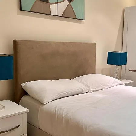 Comfortable & Well-Located 2 Bed Apartment In Chelsea-2
