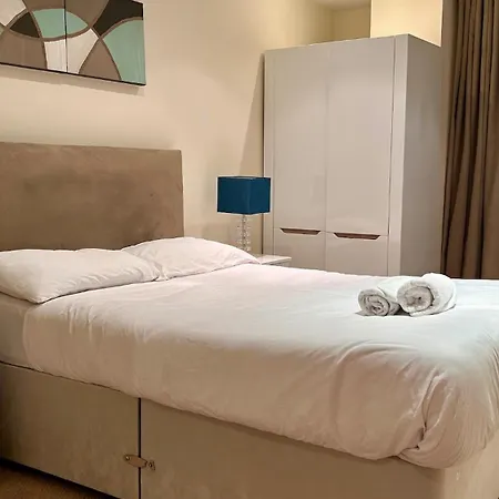 Comfortable & Well-Located 2 Bed Apartment In Chelsea-3