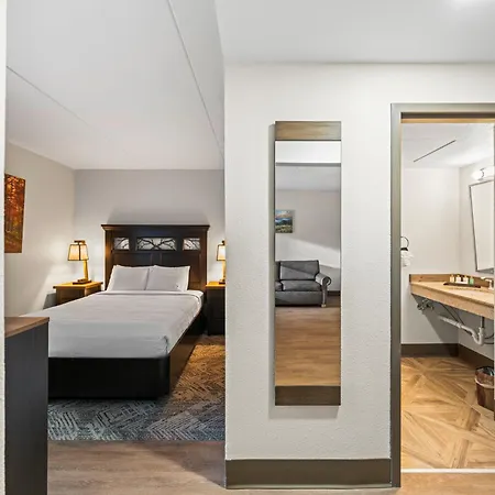 Black Bear Inn & Suites-2