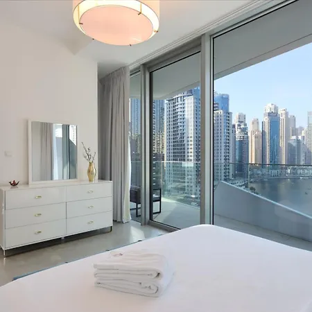 Deluxe 1Br Corner Suite With Marina Views-3