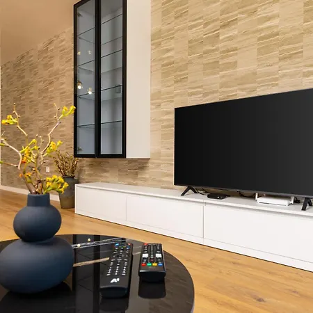 Designer 2Br Apartments With Private Parking By Flat Manаger-3