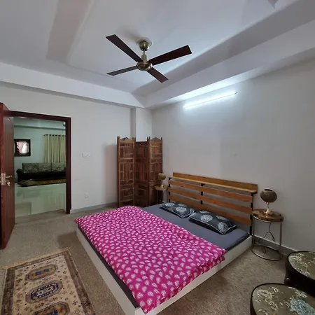 Three Bed Attached Bath Netflix Wifi Smart Tv Parking Wfh Desk-3