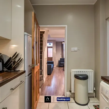 2 Bedrooms House By Boyeilles Apartments Short Lets & Serviced Accommodation Belfast With Free Wifi-3