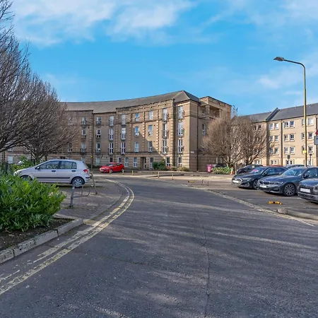 1 Double Room In Shared Apartment In Central Edinburgh With Free Parking-3