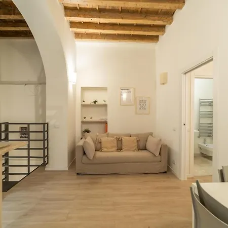 Central Garibaldi Apartment , Intrho-3