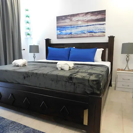 Sunset 205, Sleeps Six, Next Door To The Pool, 100M To The Beach!-3