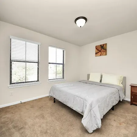 Cozy & Spacious Getaway -4Bedroom With King Bed & Backyard-3