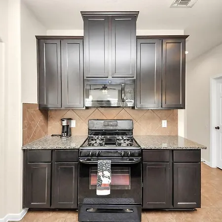 Cozy & Spacious Getaway -4Bedroom With King Bed & Backyard-2