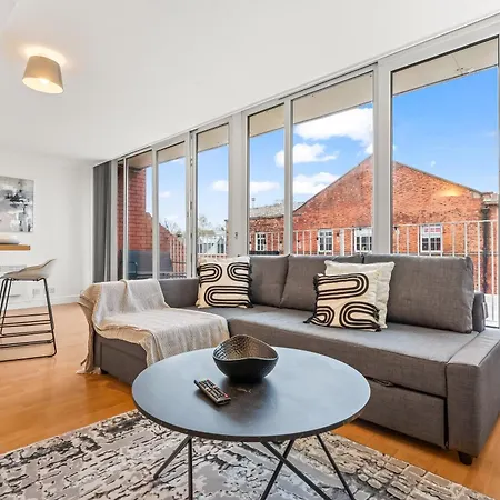 Leeds City Centre Apartment - Balcony Views - Free Parking - Fast Wifi-3