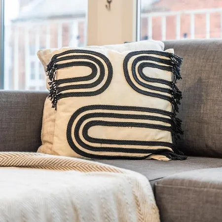 Leeds City Centre Apartment - Balcony Views - Free Parking - Fast Wifi-2