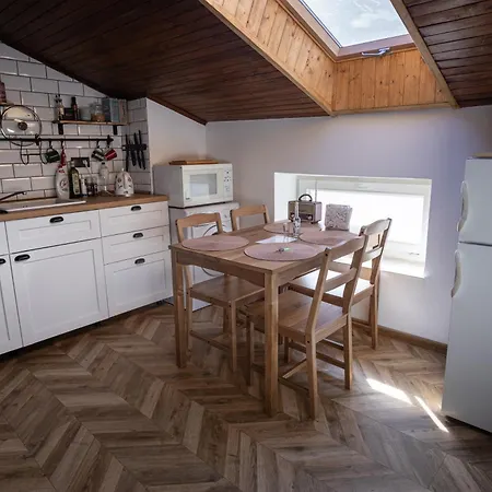Varady'S Large Apartment With Private Parking-2