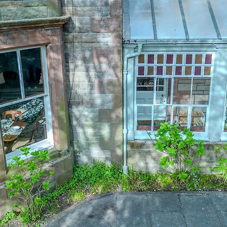 Victorian Charm - Lush Garden, Shops And Parking-3