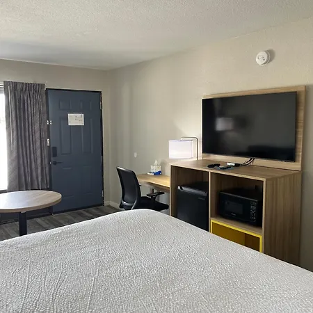Days Inn By Wyndham Branson Ozarks-3