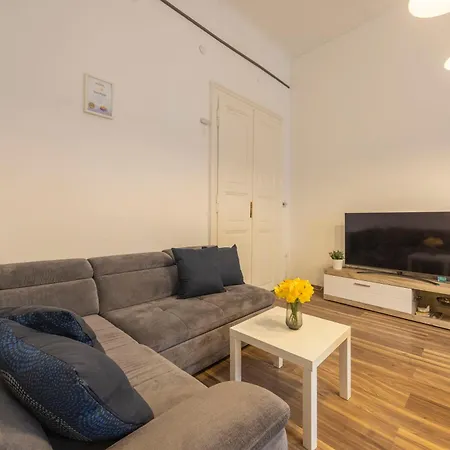 Spacious N' Cozy 5Bedroom Apartment On Terez Boulevard-3