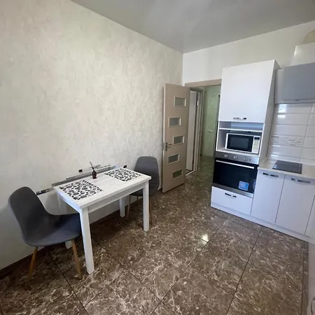 Comfort Apartment Tairova Radugniu-3