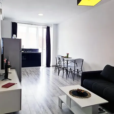Esther Apartment - Elevator, Balcony, Free Private Parking, Self Check-In-2