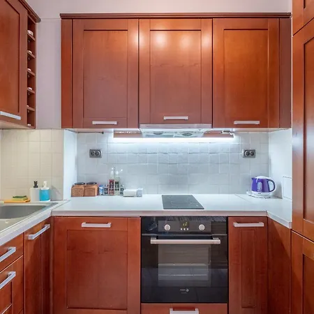 Spacious 1 Bedroom Apartment In A Lively Center-3