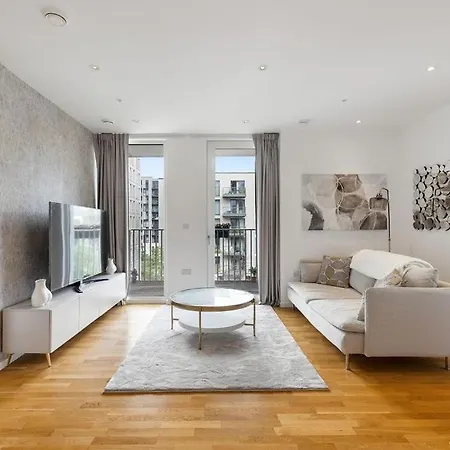 Luxury 2 Bed Apt In Olympic Village-3