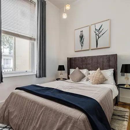 Premium 2-Bedroom Spacious Apartment - Bayswater - Sleeps 5 - Ground Floor-2