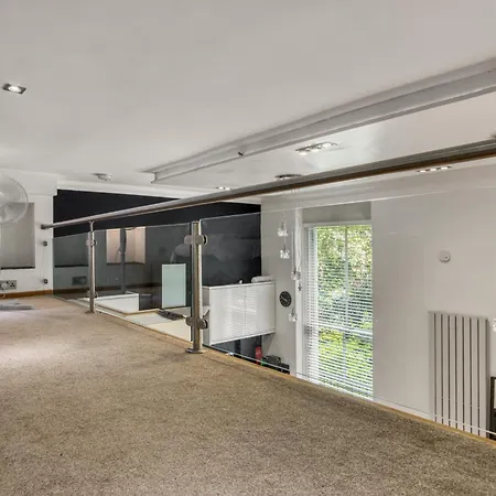 Premium 2-Bedroom Spacious Apartment - Bayswater - Sleeps 5 - Ground Floor-3