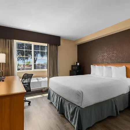 Ramada By Wyndham Portland-3