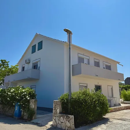 Spacious Two-Bedroom Family Apartment With Terrace & Free Parking-2