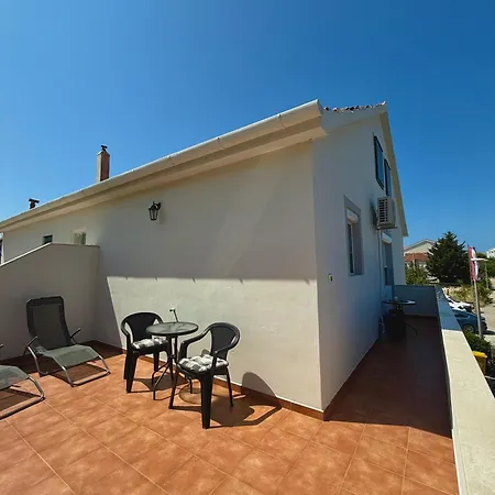 Cozy Studio With Balcony & Free Parking-2