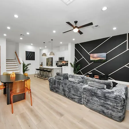 Stylish & Cozy Mins To Downtown With Backyard-2
