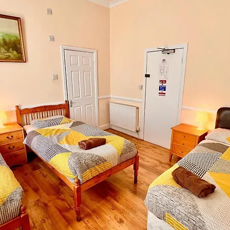 Castle Lodge Guest House 86-88 Sheil Rd L6 3Af-2