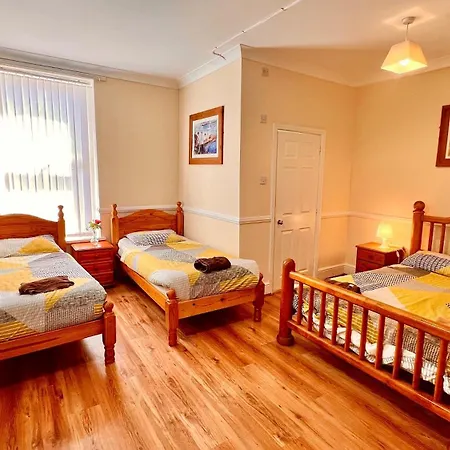 Castle Lodge Guest House 86-88 Sheil Rd L6 3Af-3