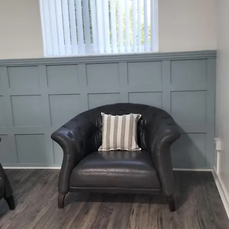 Leeson House In Harborne, Birmingham Near Botanical Gardens, Queen Elizabeth Hospital, Birmingham University, Utilita Arena, Edgbaston Cricket Ground, Cadbury World And The Midland Art Centre, With Free Parking-2