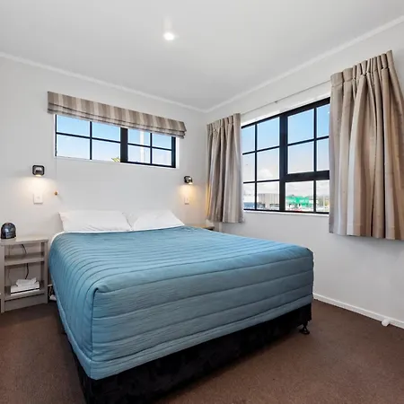 Knightsbridge Court Motor Lodge-2
