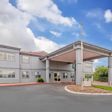 Quality Inn & Suites Near Six Flags And Medical Center-2