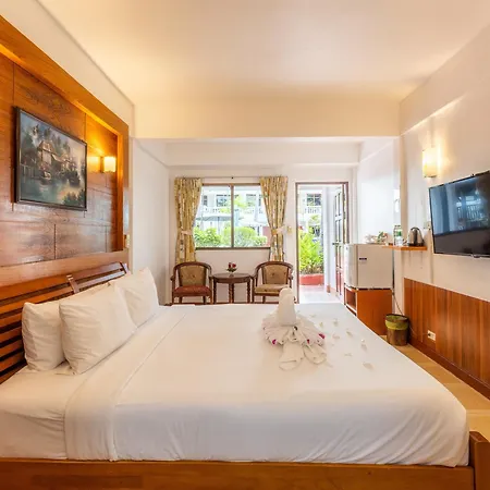 The Expat Hotel Patong-3