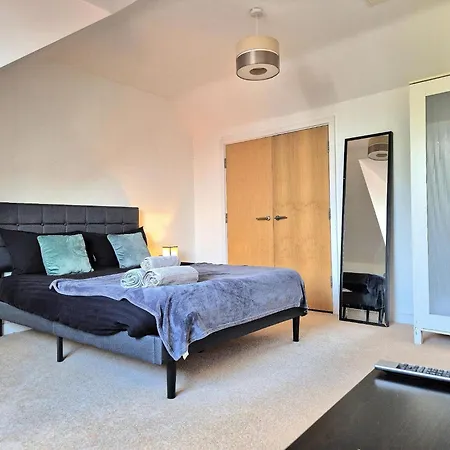 Explore London: 2 Bedroom House In Wood Green-2