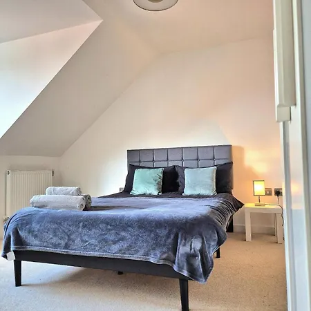 Explore London: 2 Bedroom House In Wood Green-3