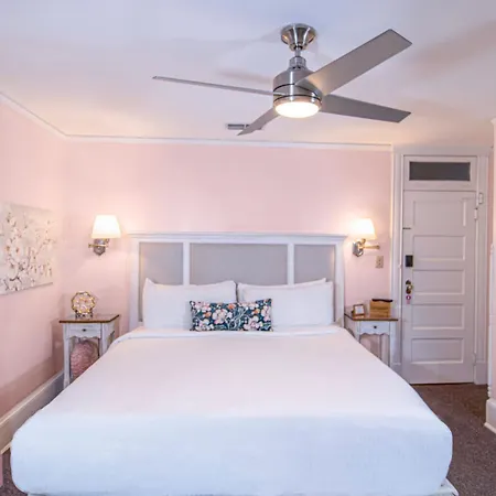 Inn On Charlotte Boutique Hotel-3