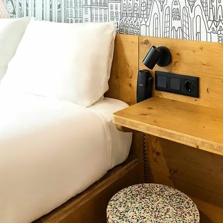Easyhotel Barcelona La Sagrera-3