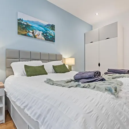 Leeds Elegant Central Flat - Sleeps 8 - View City Centre-2