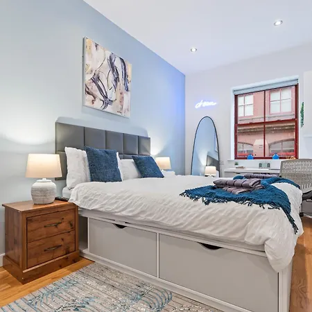 Leeds Elegant Central Flat - Sleeps 8 - View City Centre-3